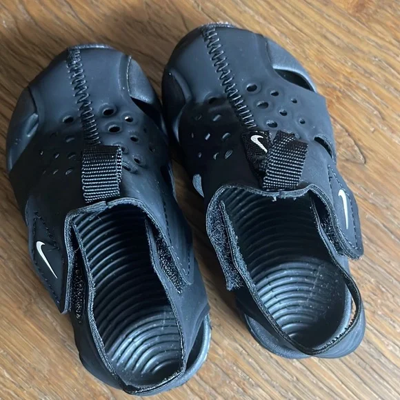 Nike black size 5 shoes. Great condition - Picture 5 of 9